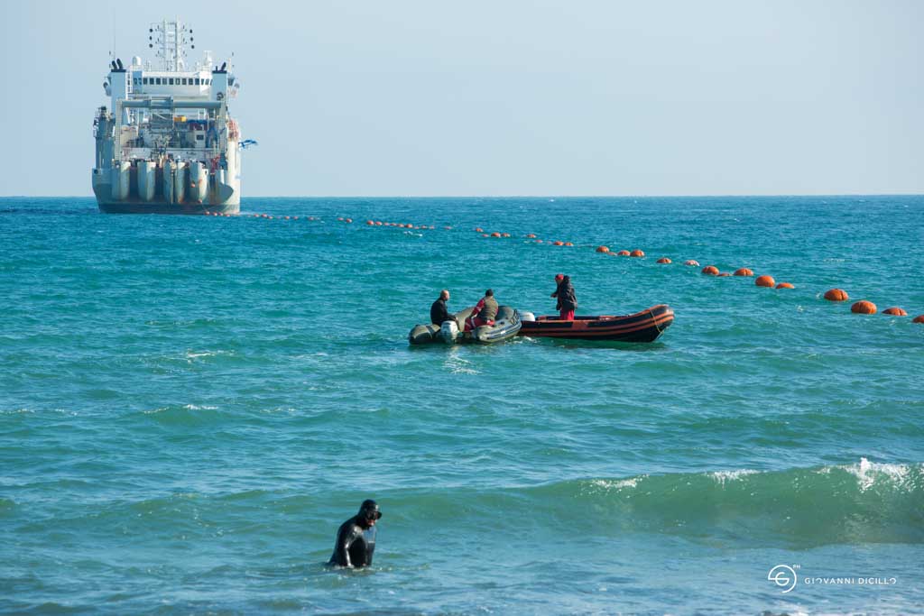 Il cavo sottomarino AAE-1 (Asia-Africa-Europa-1) sbarca in Italia, a Bari