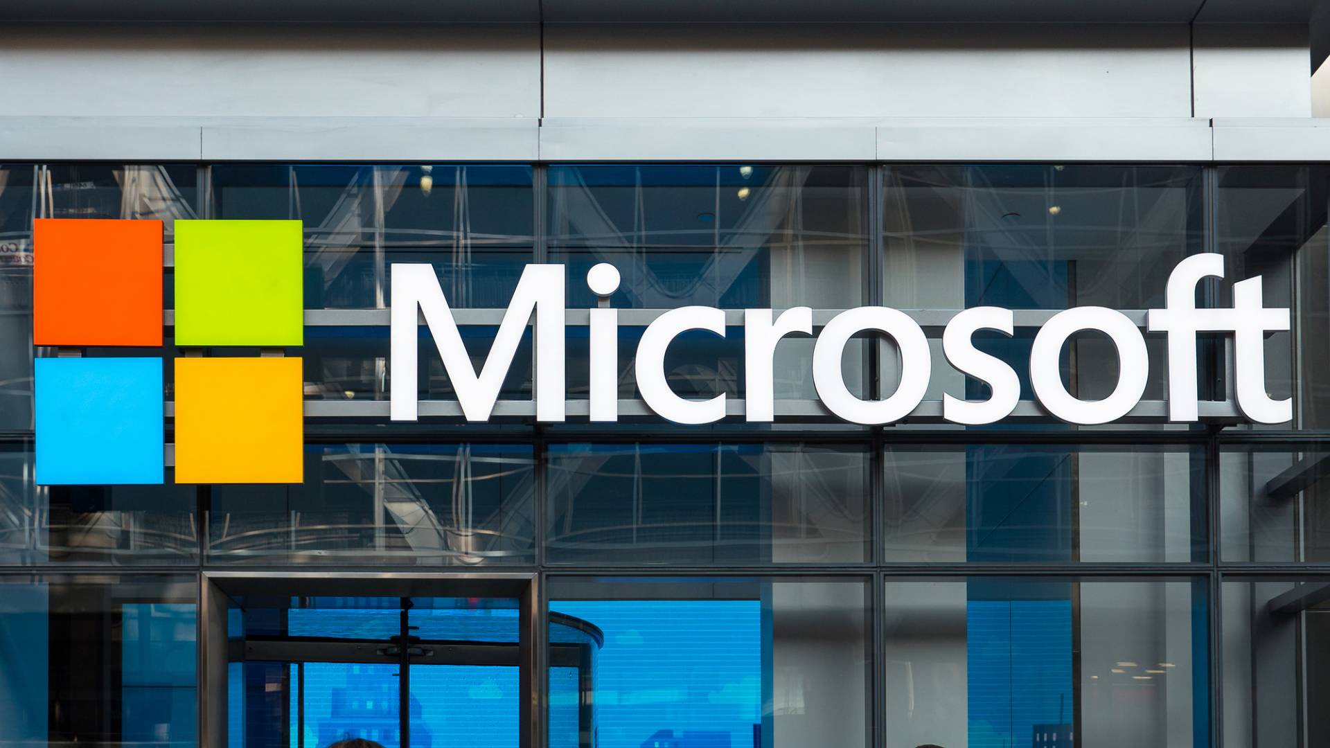 Microsoft chiude gli store: il gigante del tech venderà solo online